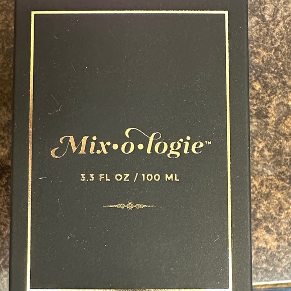 Mixologie Mango Dragonfruit Reed Diffuser with Black and Pink Design - Picture 2 of 4